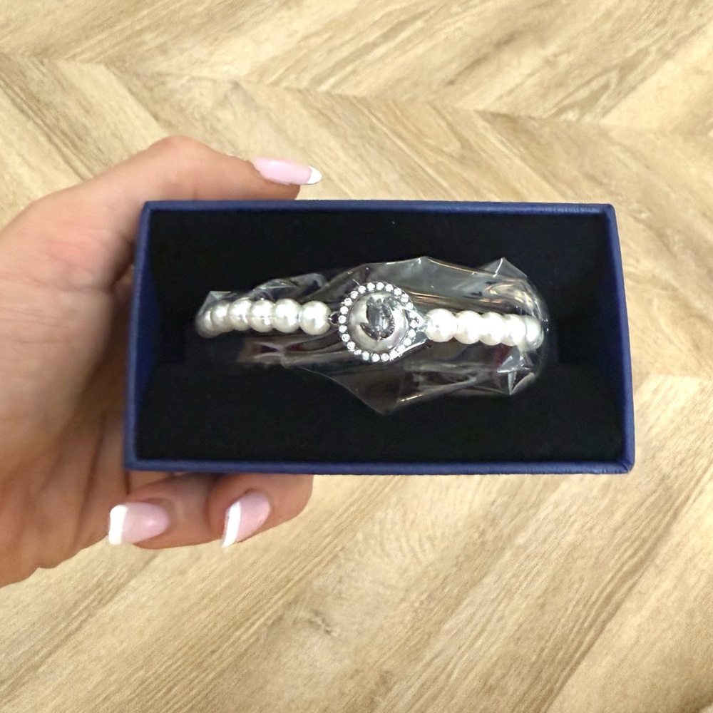 Swarovski Black Swan Elegant Silver and Pearl Bracelet